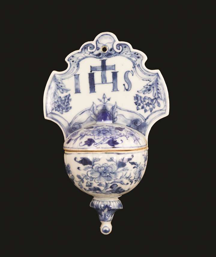 A chinese export porcelain blue and white stoupe or holy water container